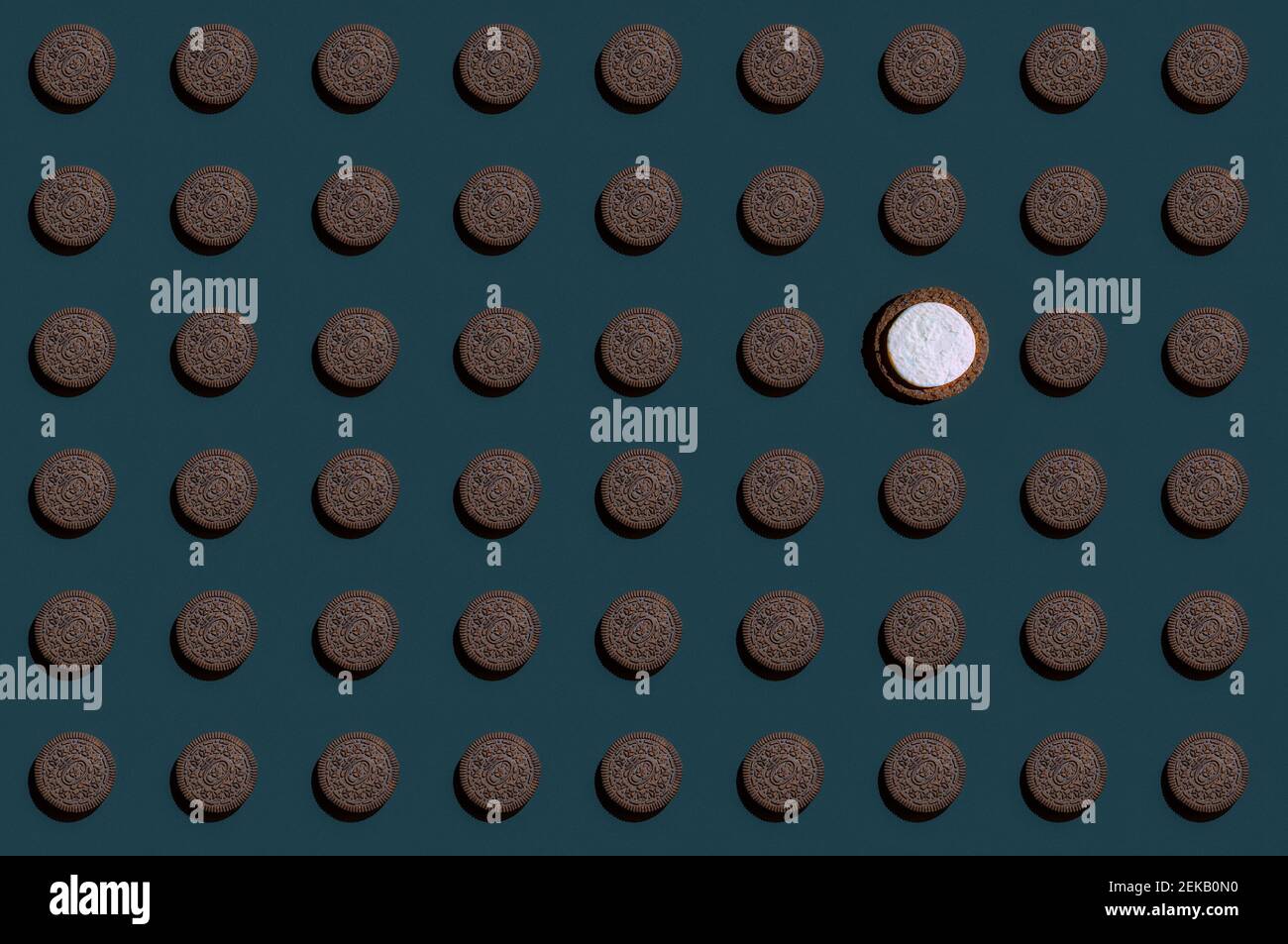 Modello di file di biscotti marroni con uno singolo che ha parte superiore bianca Foto Stock