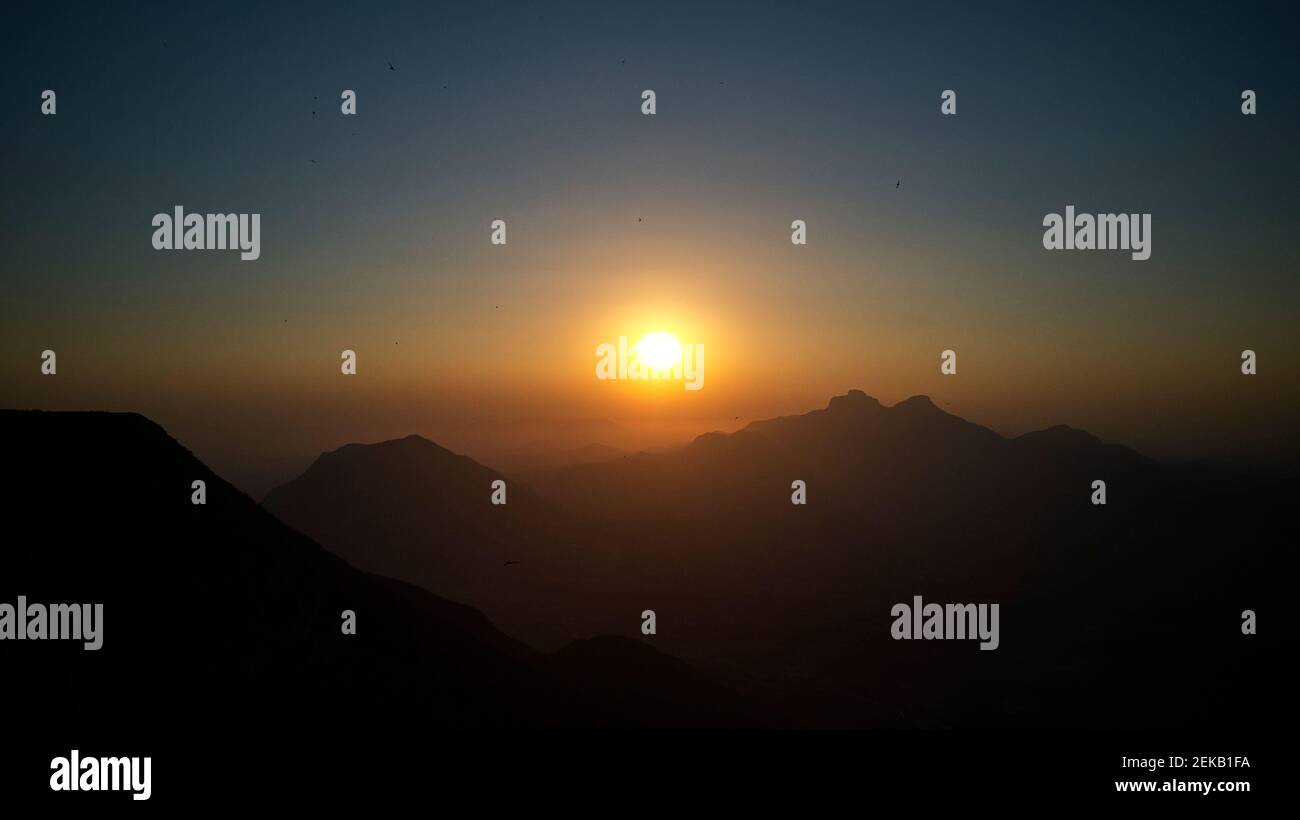 Tramonto dietro le montagne in Angola, Serra de Leba, Angola Foto Stock