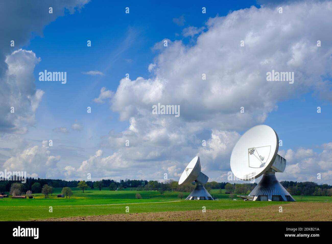 Germania, Baviera, Raising, nuvole su antenne Cassegrain in piedi sul campo Foto Stock
