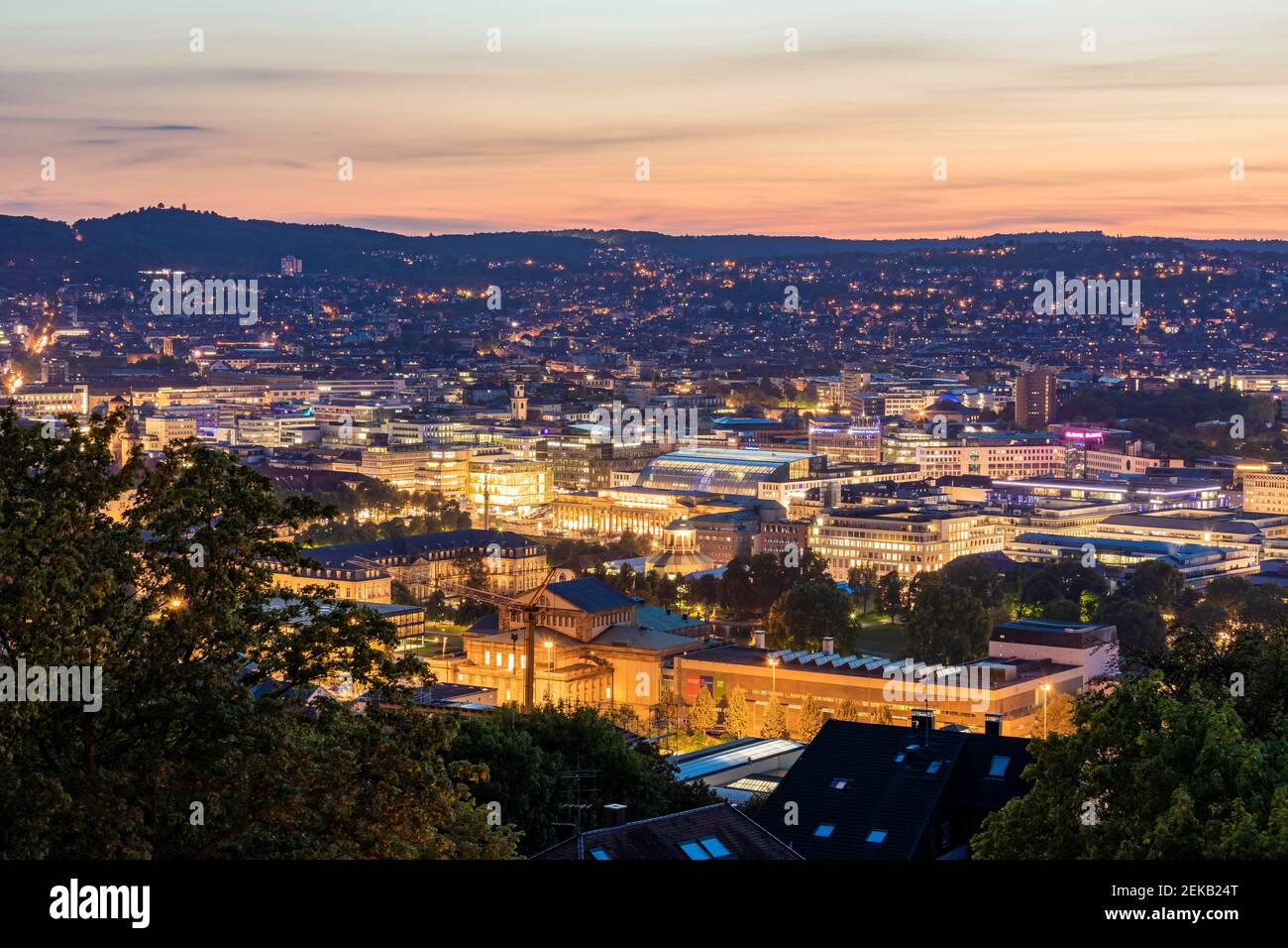 Germania, Baden-Wurttemberg, Stoccarda, centro città illuminato visto dalla cima della collina di Uhlandshohe al crepuscolo Foto Stock