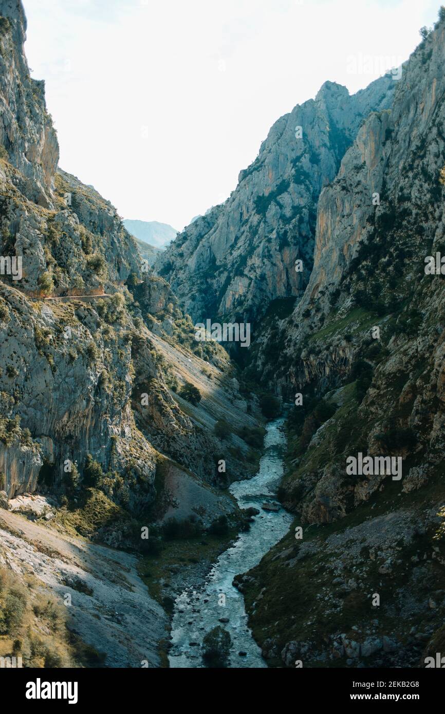Vista panoramica del fiume che scorre attraverso le montagne a Cares Trail nel Parco Nazionale Picos De Europe, Asturias, Spagna Foto Stock