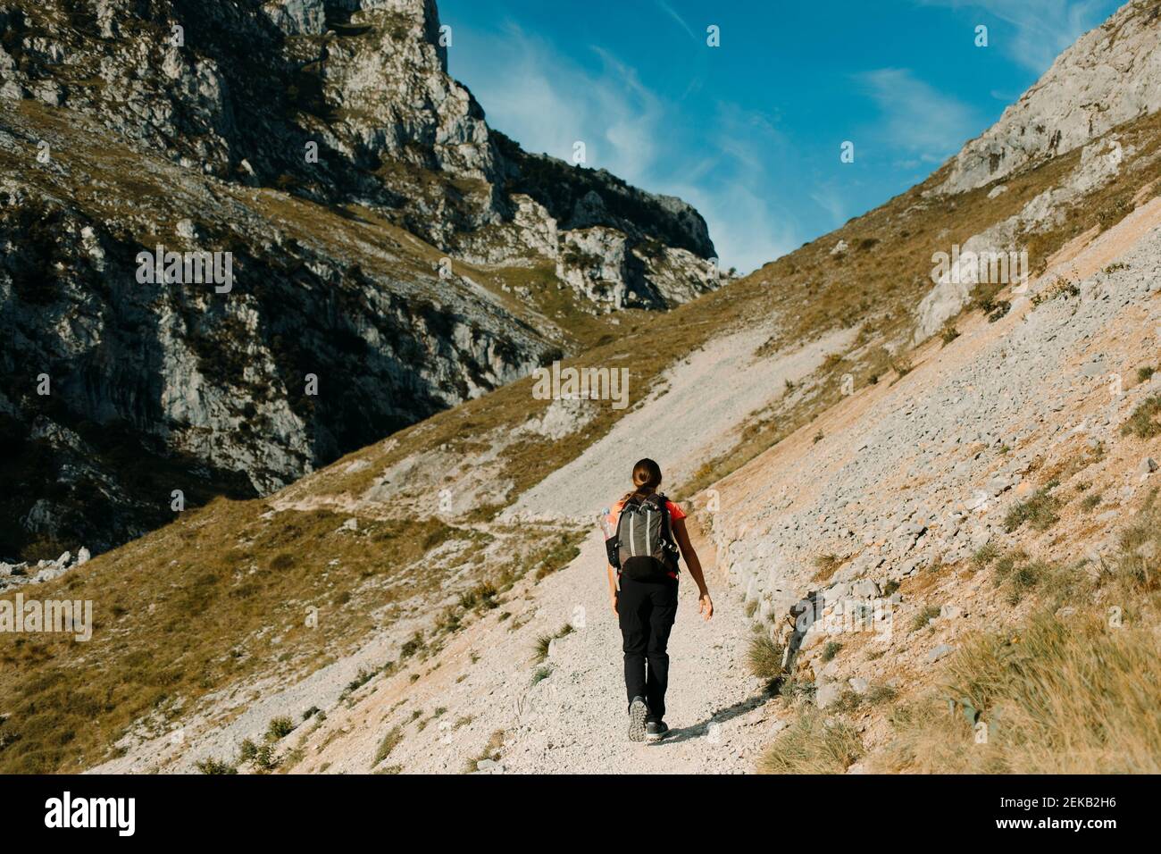 Donna con zaino trekking sul Cares Trail al Parco Nazionale Picos De Europe, Asturias, Spagna Foto Stock