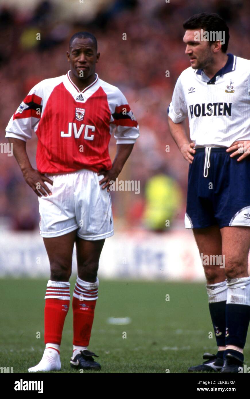 Ian Wright (Arsenal) con un solo stivale e Neil Ruddock (Spurs) Calcio fa Cup semi finale Arsenal contro Tottenham Hotspur al Wembley Stadium. Foto di Tony Henshaw Foto Stock