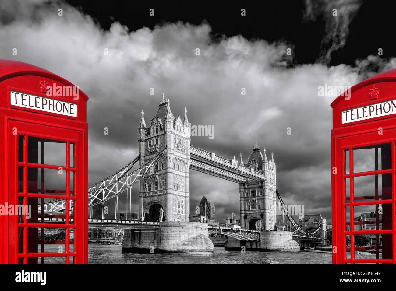 Simboli londinesi con Tower Bridge contro gli stivali rossi in Inghilterra,  Regno Unito Foto stock - Alamy