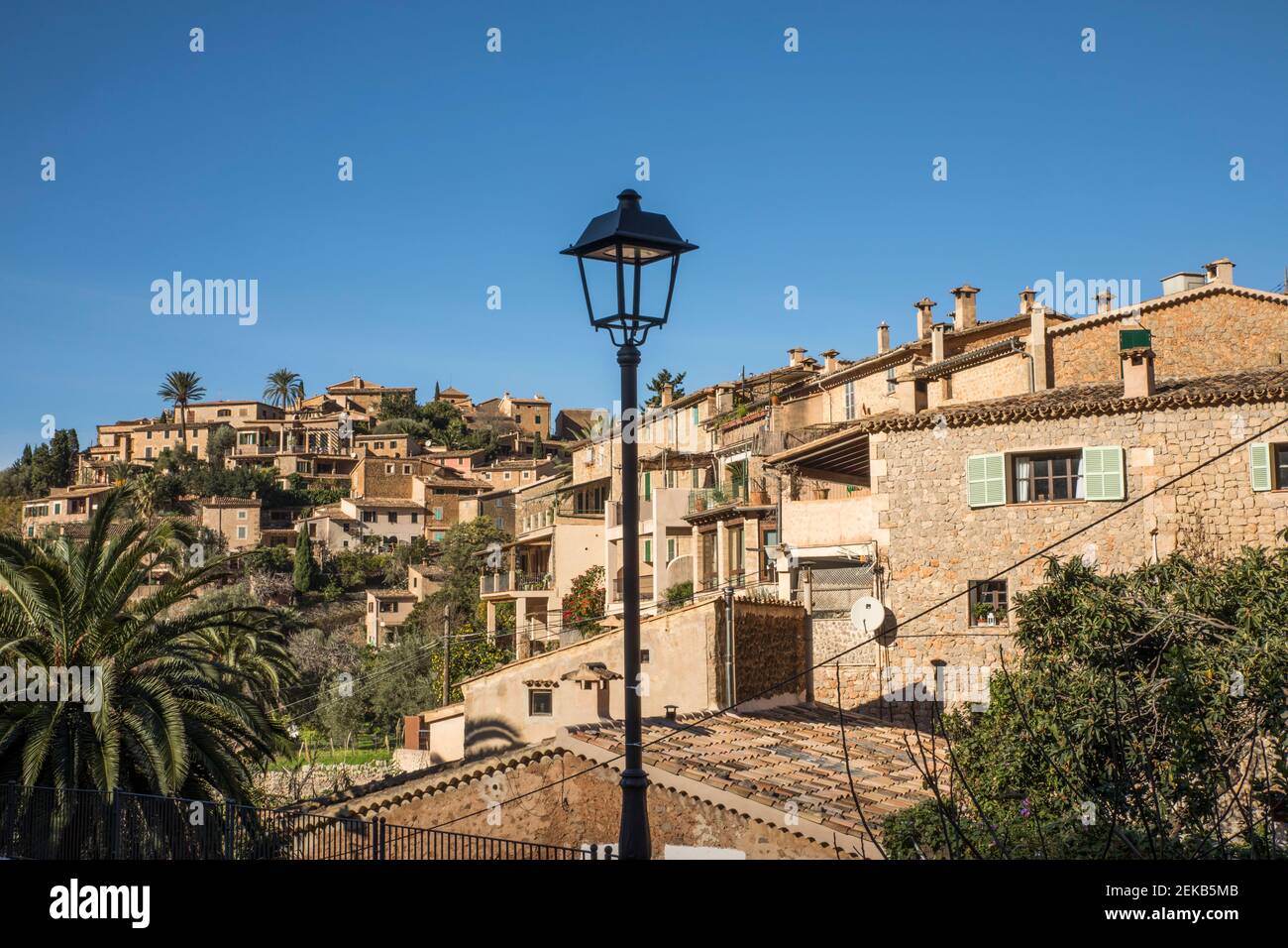 Edifici in villaggio contro il cielo blu chiaro durante il giorno di sole, Deia, Maiorca, Spagna Foto Stock
