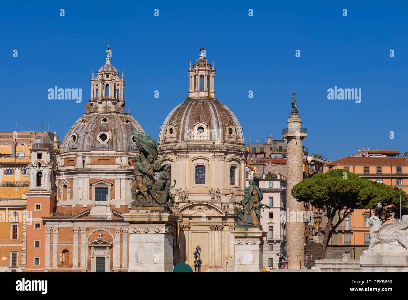 Italia, Roma, Chiesa di Santa Maria di Loreto, Chiesa del Santo Nome di Maria al Foro Traiano e colonna Traiana Foto Stock