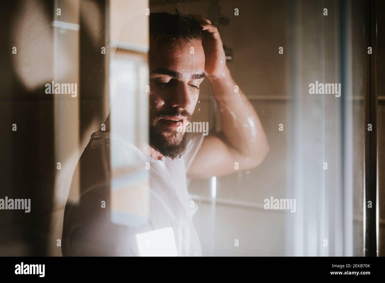 Uomo in doccia immagini e fotografie stock ad alta risoluzione Alamy