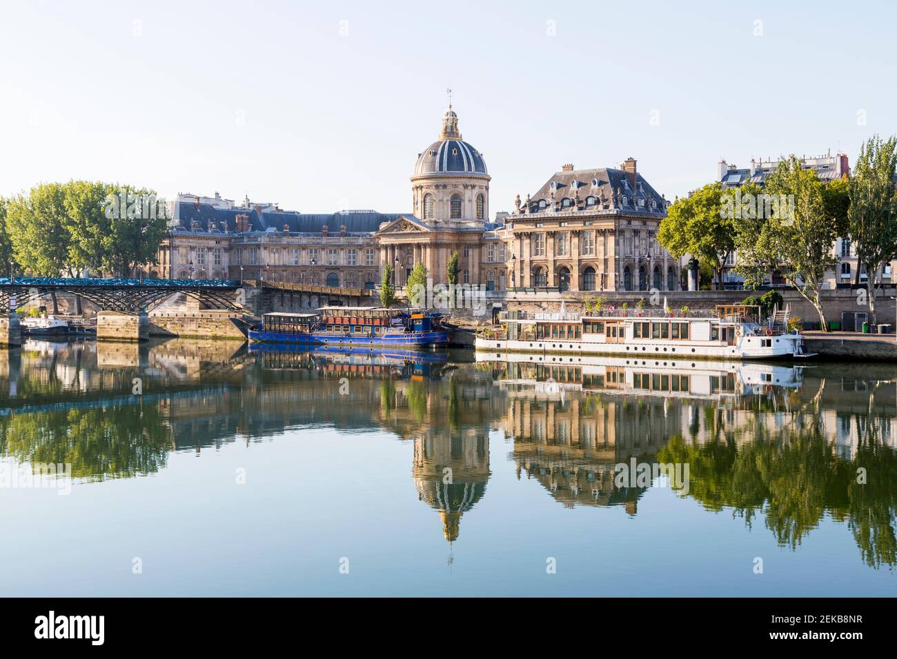 Francia, Ile-de-France, Parigi, Institut de France che si riflette nel fiume Senna Foto Stock