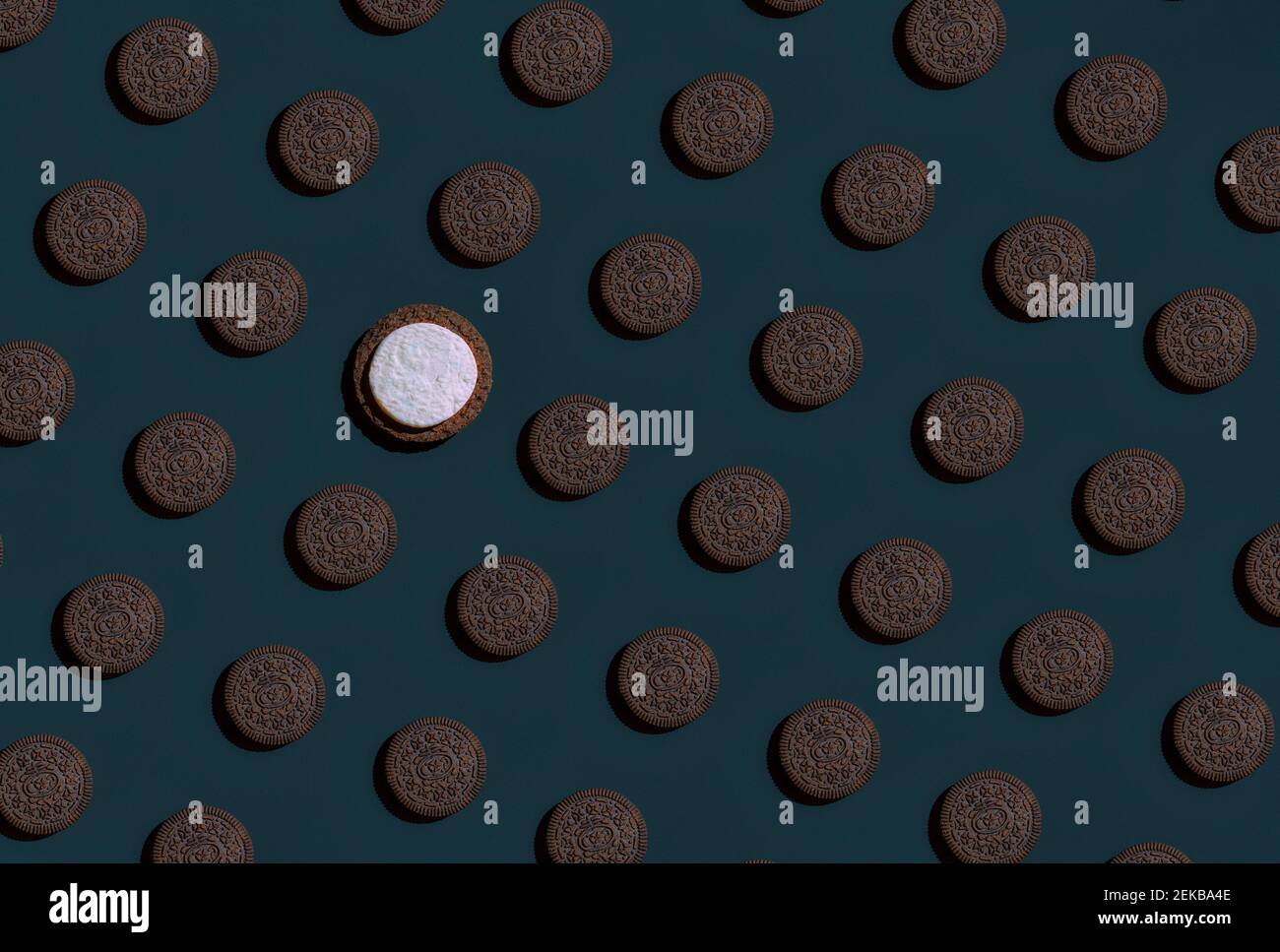 Modello di file di biscotti marroni con uno singolo che ha parte superiore bianca Foto Stock