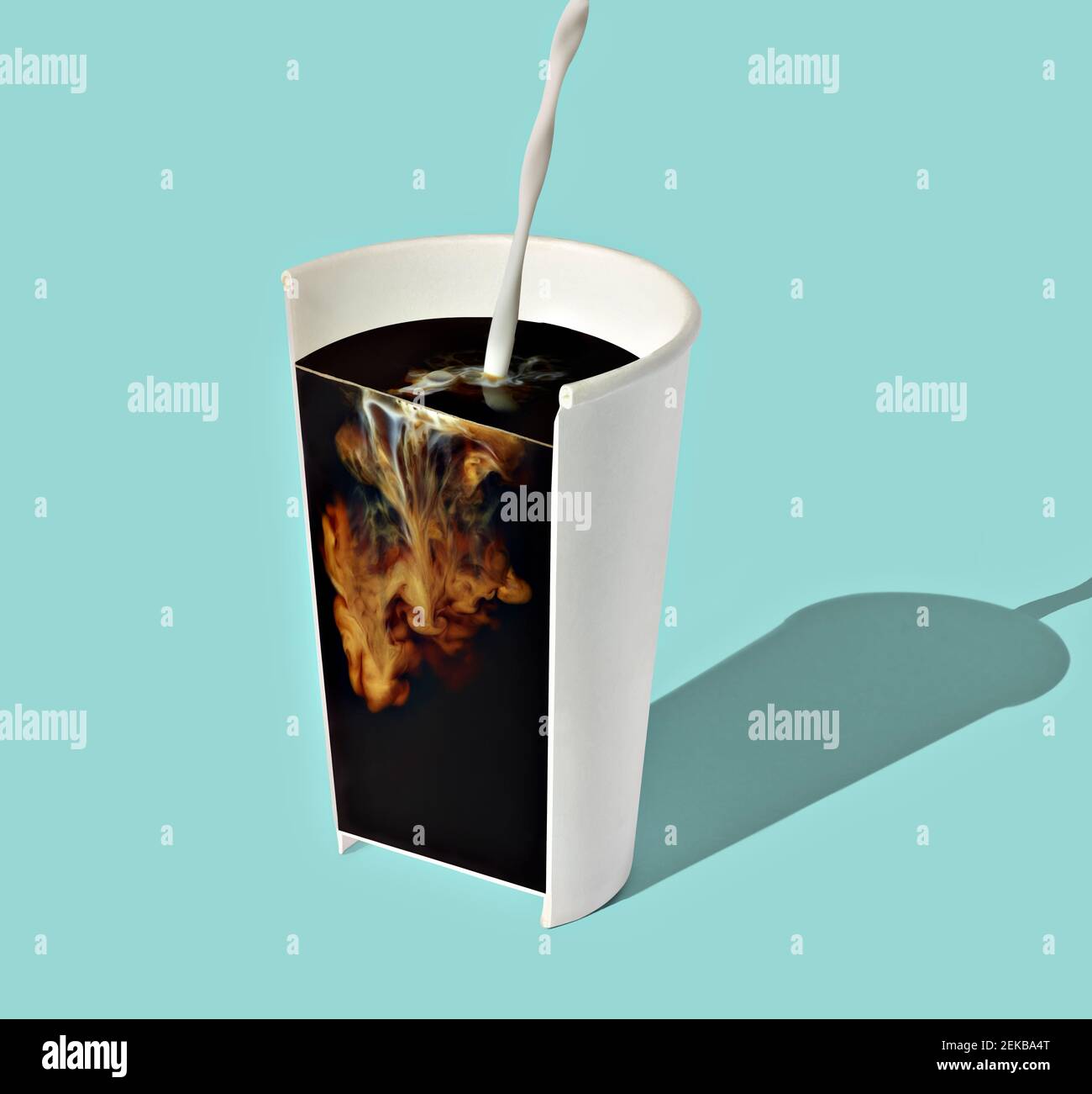 Sezione trasversale del latte mescolando con caffè all'interno di una tazza monouso Foto Stock