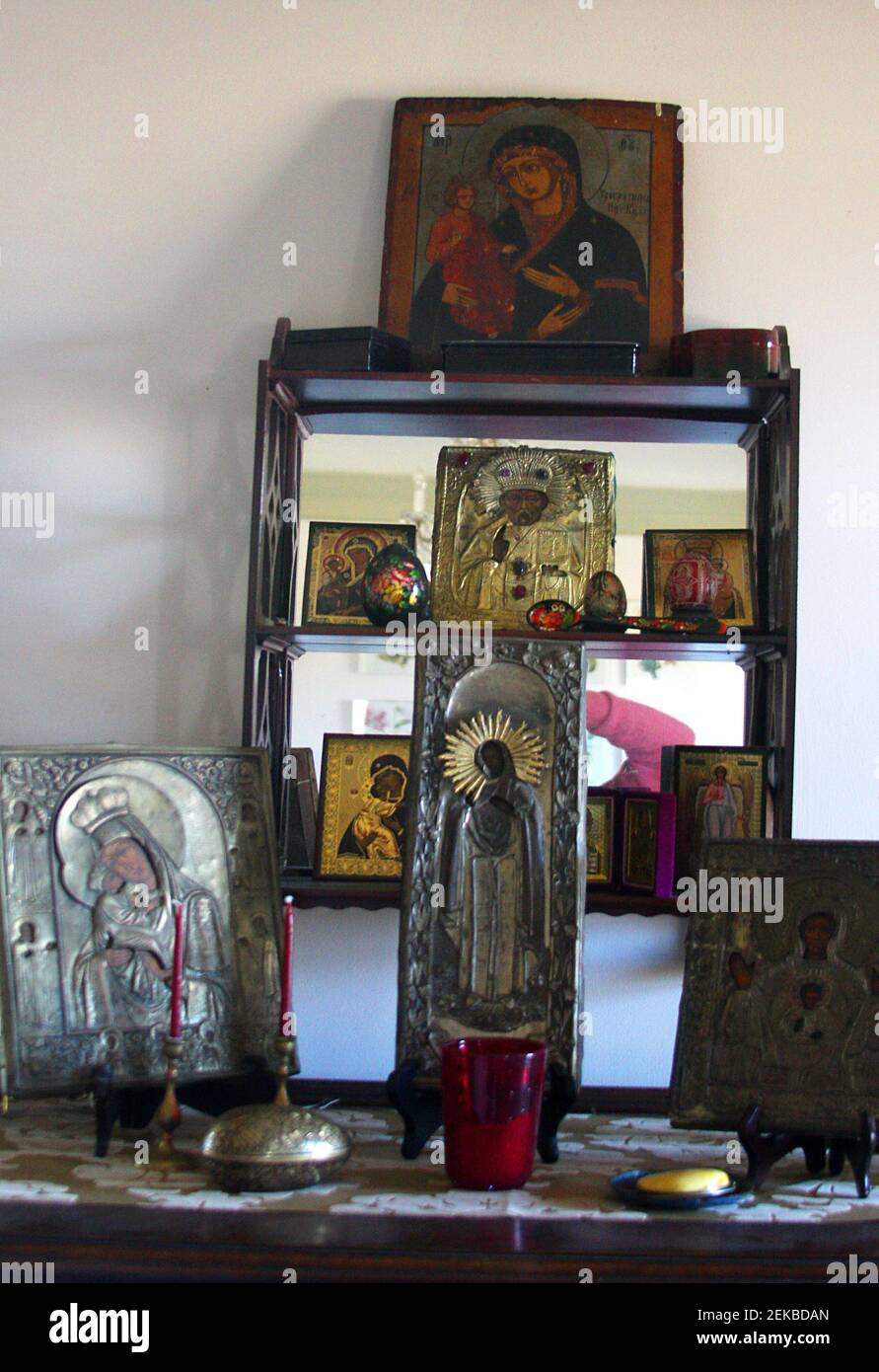 Icone ortodosse cristiane della Vergine Maria all'interno di una casa in Romania Foto Stock