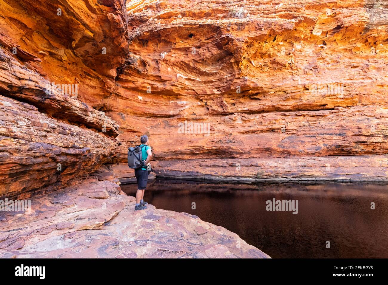 Escursionista maschile esplorando il Giardino dell'Eden in Kings Canyon Foto Stock