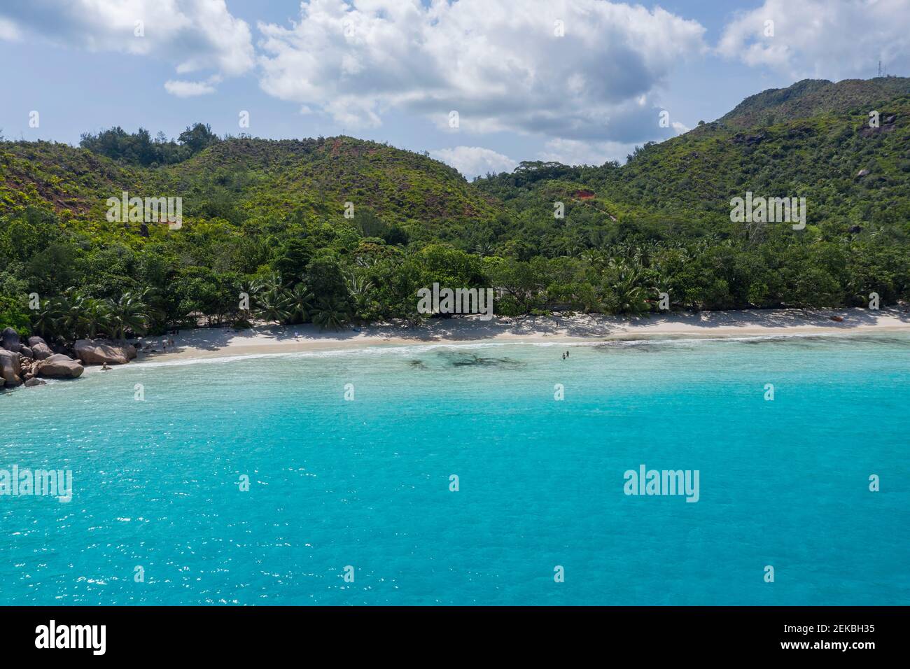 Seychelles, Isola di Praslin, veduta aerea della spiaggia sabbiosa di Anse Lazio con mare turchese cristallino Foto Stock