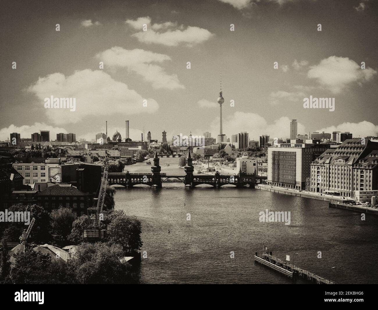 Germania, Berlino città con Oberbaum ponte sul fiume Sprea in bianco e nero Foto Stock