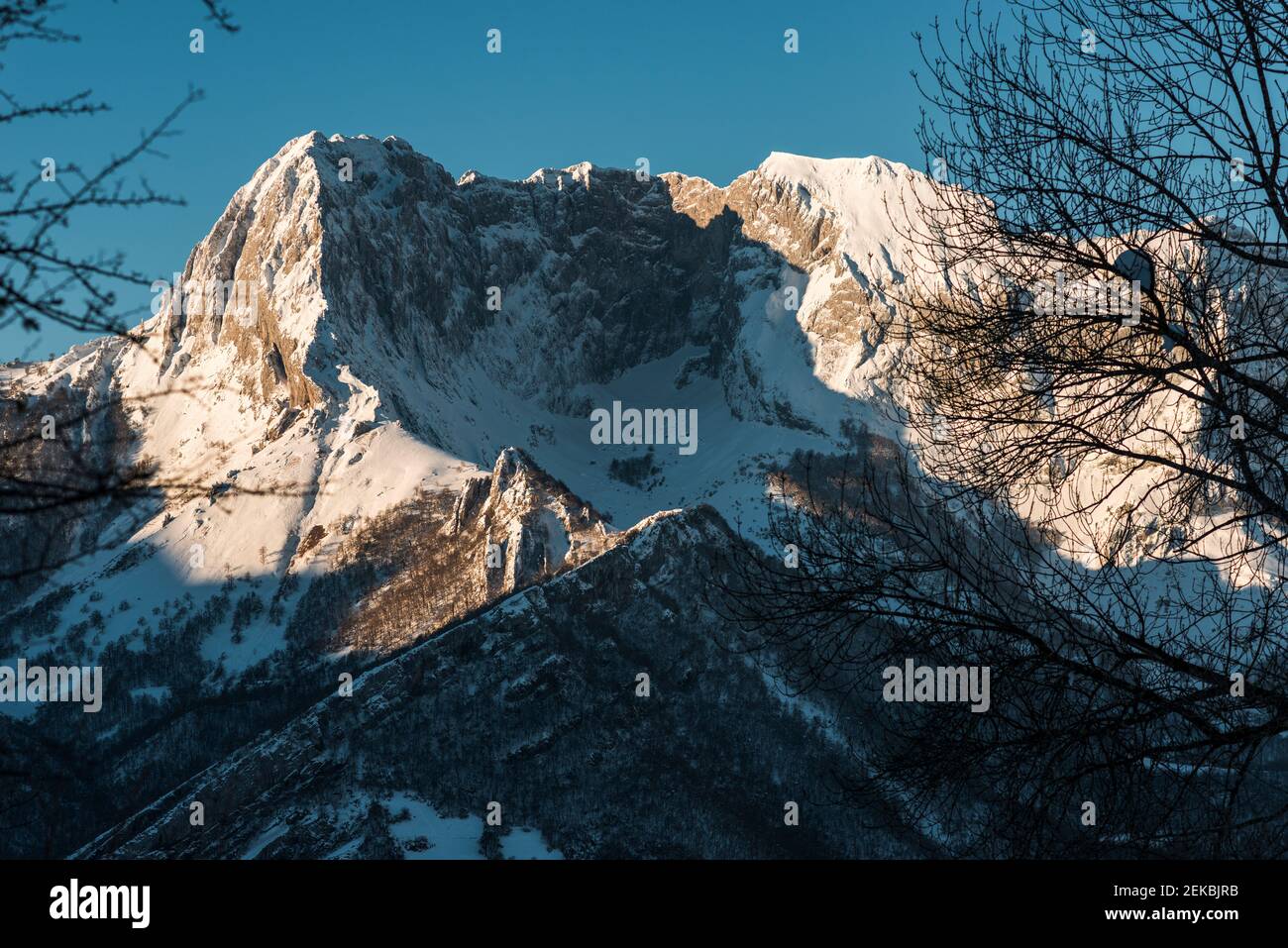 Spagna, Asturie, Val di Ponga, montagne innevate in una soleggiata giornata invernale Foto Stock