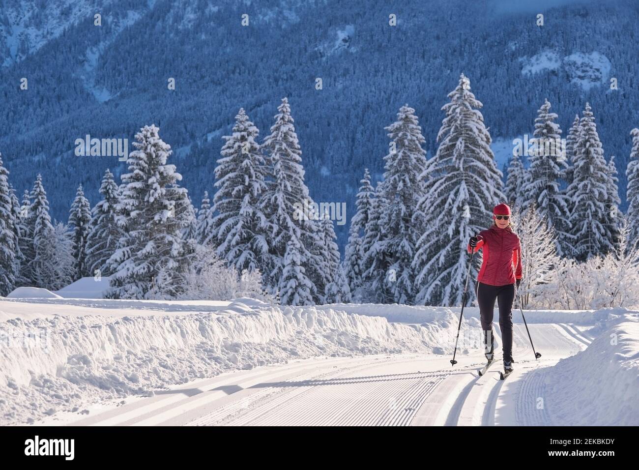 esploratore femminile con sci palo su neve montagna durante inverno Foto Stock