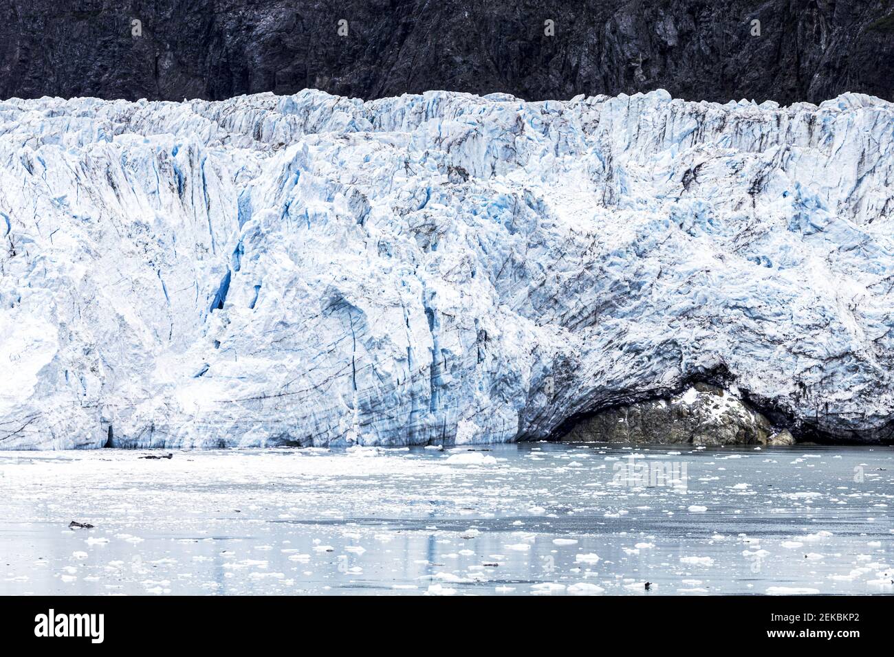 La faccia rotta del ghiacciaio Margerie nell'insenatura di Tarr di Glacier Bay, Alaska, USA - a dimostrazione dell'erosione di una roccia sottostante. Foto Stock