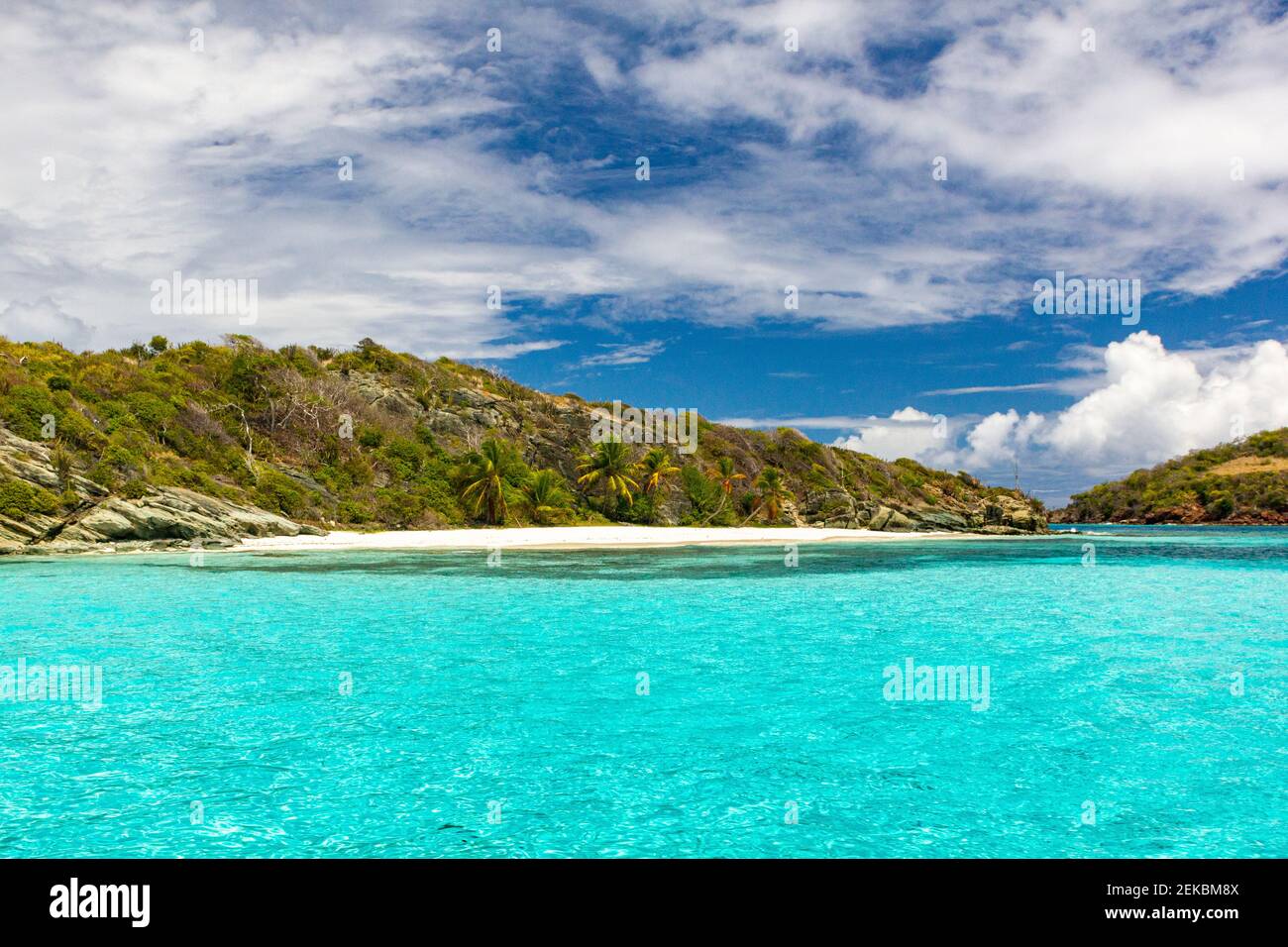 Tra le isole: Vista mare tra le isole di Jamesby con Baradal nel Tobago Cays con Turchese Caraibi Ocean & Blue Sky Foto Stock