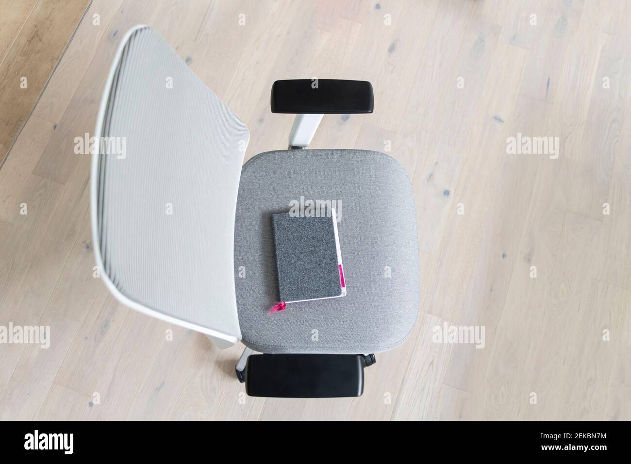 Diario sulla sedia da ufficio a casa Foto Stock