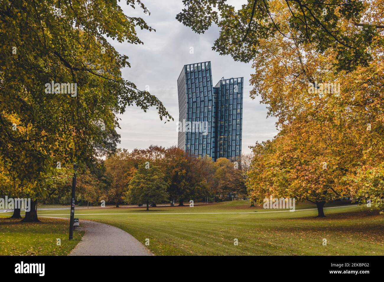 Germania, Amburgo, Tanzenden Turme grattacieli visti da Elbpark in autunno Foto Stock