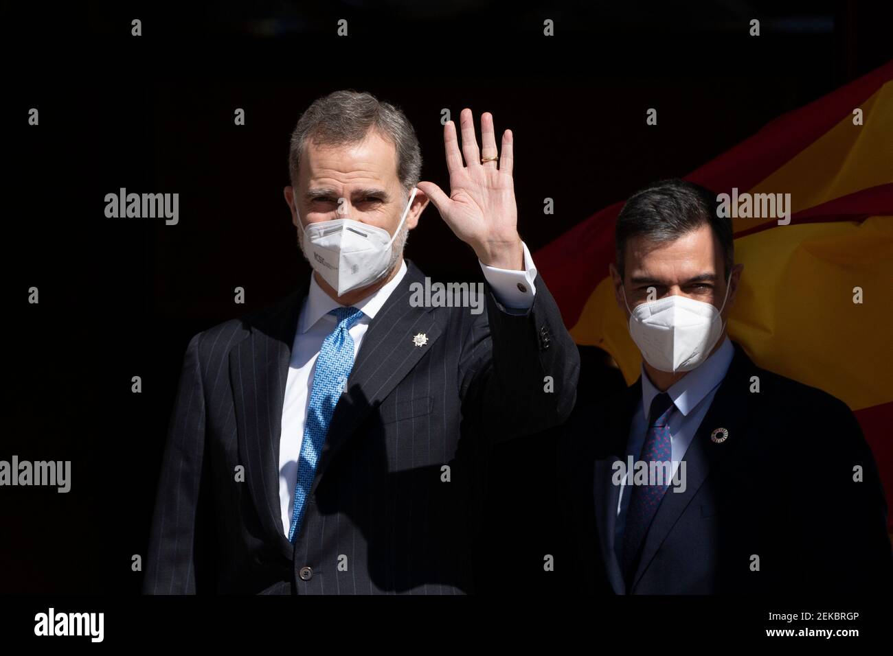 Madrid, Spagna. 23 Feb 2021. Re Felipe VI di Spagna (L) e primo ministro spagnolo Pedro Sanchez (R) durante una cerimonia che ha segnato il 40° anniversario del 1981 febbraio 23, hanno fallito il colpo di stato militare; Al parlamento spagnolo di Madrid, oggi la Spagna ha segnato il 40° anniversario di un fallito colpo di stato militare senza la presenza del suo ex re Juan Carlos, che ha svolto un ruolo chiave nel sconfiggere la trama e nel guidare il paese verso la democrazia. Credit: SOPA Images Limited/Alamy Live News Foto Stock