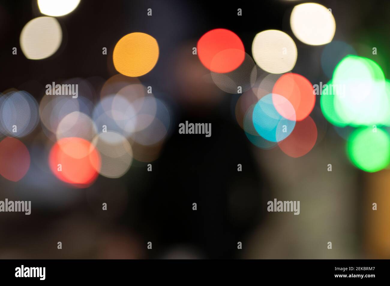 Immagine sfocata di luci illuminate multicolore in città a. notte Foto Stock