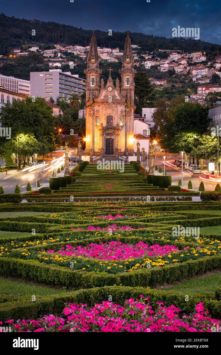 Largo Republica do Brasil con la chiesa di Guimaraes di notte, Portogallo Foto Stock