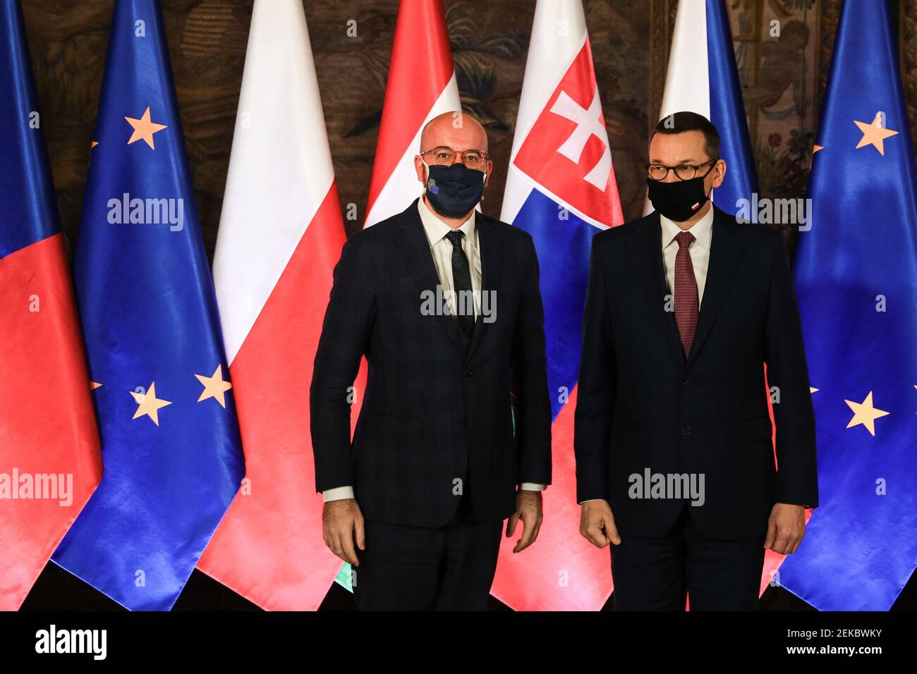 Presidente del Consiglio europeo Charles Michel (L) e polacco Il primo ministro Mateusz Morawiecki ha visto in posa per una foto durante l'inizio ufficiale Foto Stock