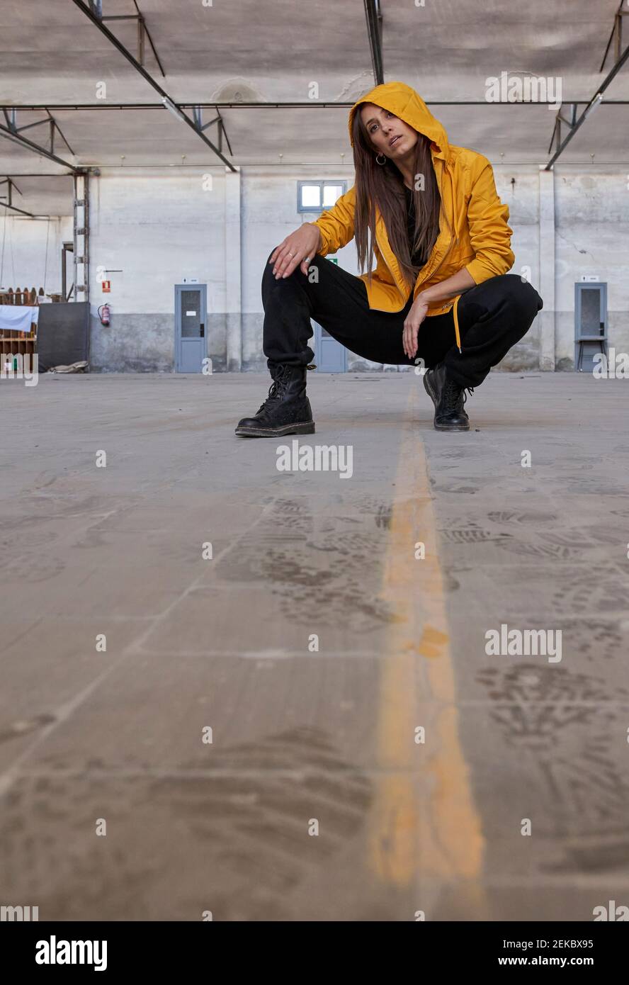 Danzatrice moderna femminile che pratica la danza in una fabbrica abbandonata Foto Stock