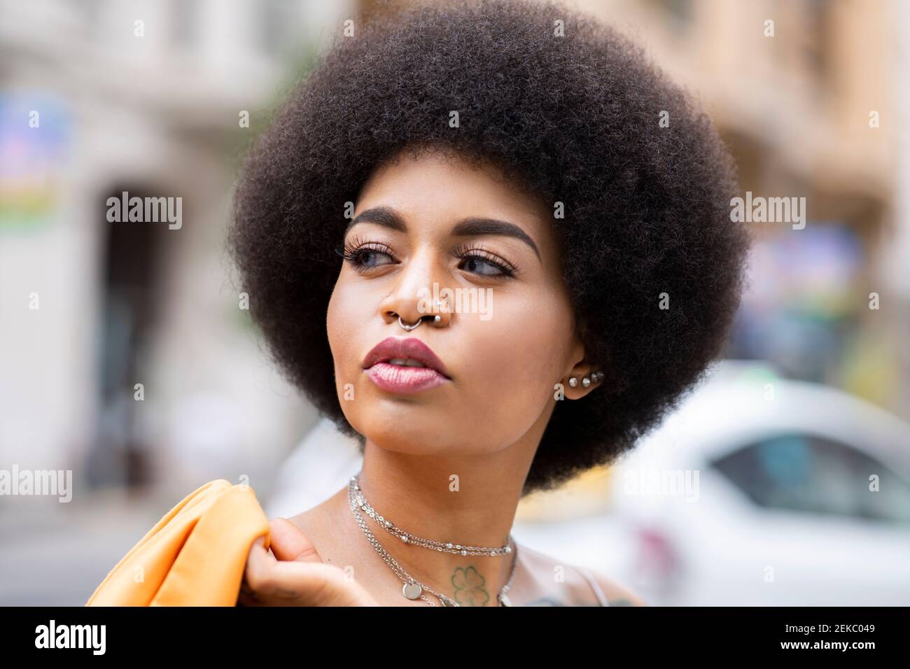 Donna afro che contempla all'aperto Foto Stock