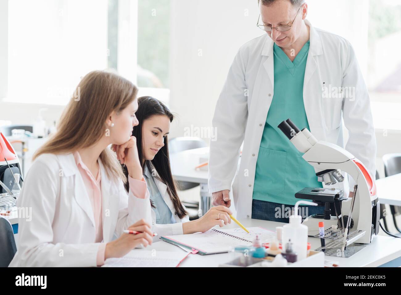 Studenti e insegnanti che lavorano in classe scientifica Foto Stock