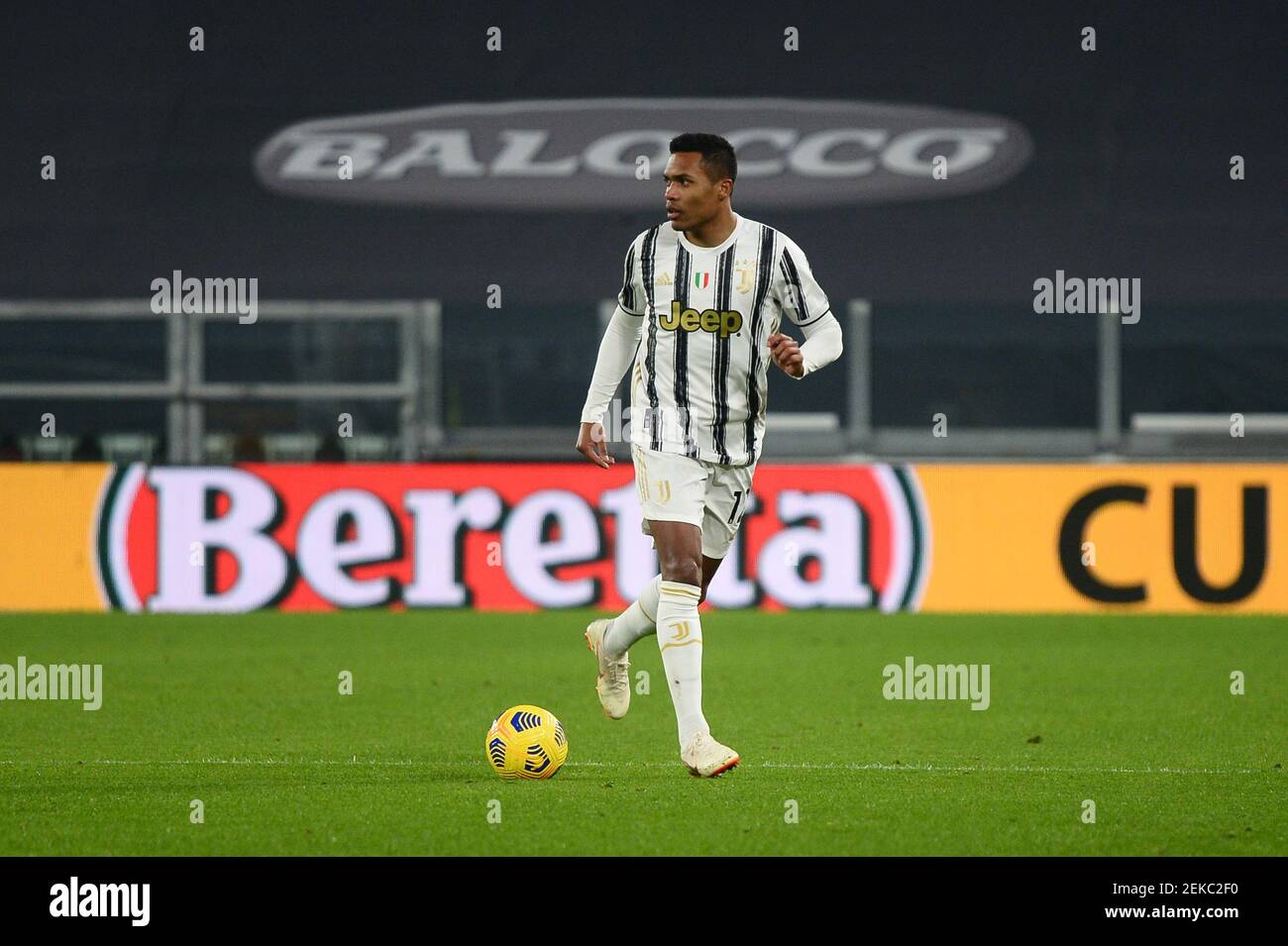 Torino, Italia. 22 Feb 2021. Alex Sandro della Juventus FC durante la Serie UNA partita di calcio tra Juventus FC e FC Crotone. Gli stadi sportivi di tutta Italia restano soggetti a rigorose restrizioni a causa del Coronavirus Pandemic, in quanto le leggi governative in materia di distanziamento sociale vietano i tifosi all'interno dei locali, con conseguente gioco a porte chiuse. Juventus ha vinto il FC Crotone nel 3-0. (Foto di Alberto Gandolfo/Pacific Press/Sipa USA) Credit: Sipa USA/Alamy Live News Foto Stock