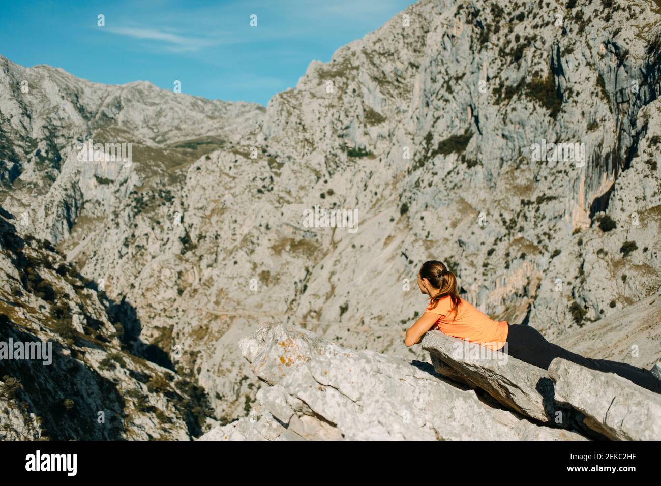 Esploratore che guarda la vista delle montagne mentre si riposa al Cares Trail nel Parco Nazionale Picos De Europe, Asturias, Spagna Foto Stock