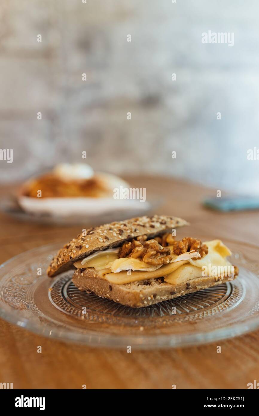 Sandwich su un piatto di vetro al ristorante Foto Stock