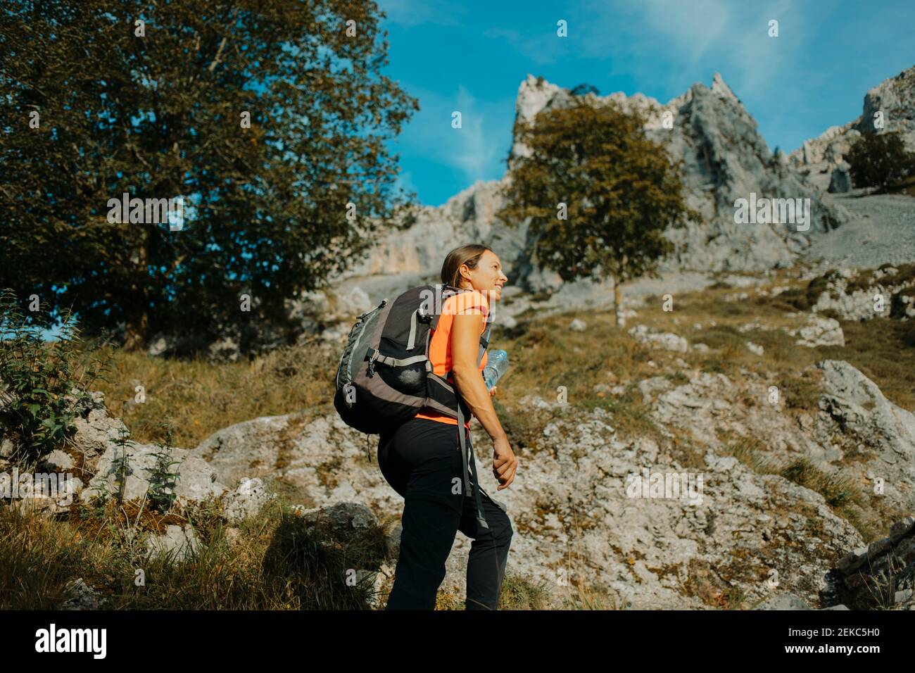 Donna escursionista con zaino in piedi lungo il Cares Trail al Parco Nazionale Picos De Europe, Asturias, Spagna Foto Stock