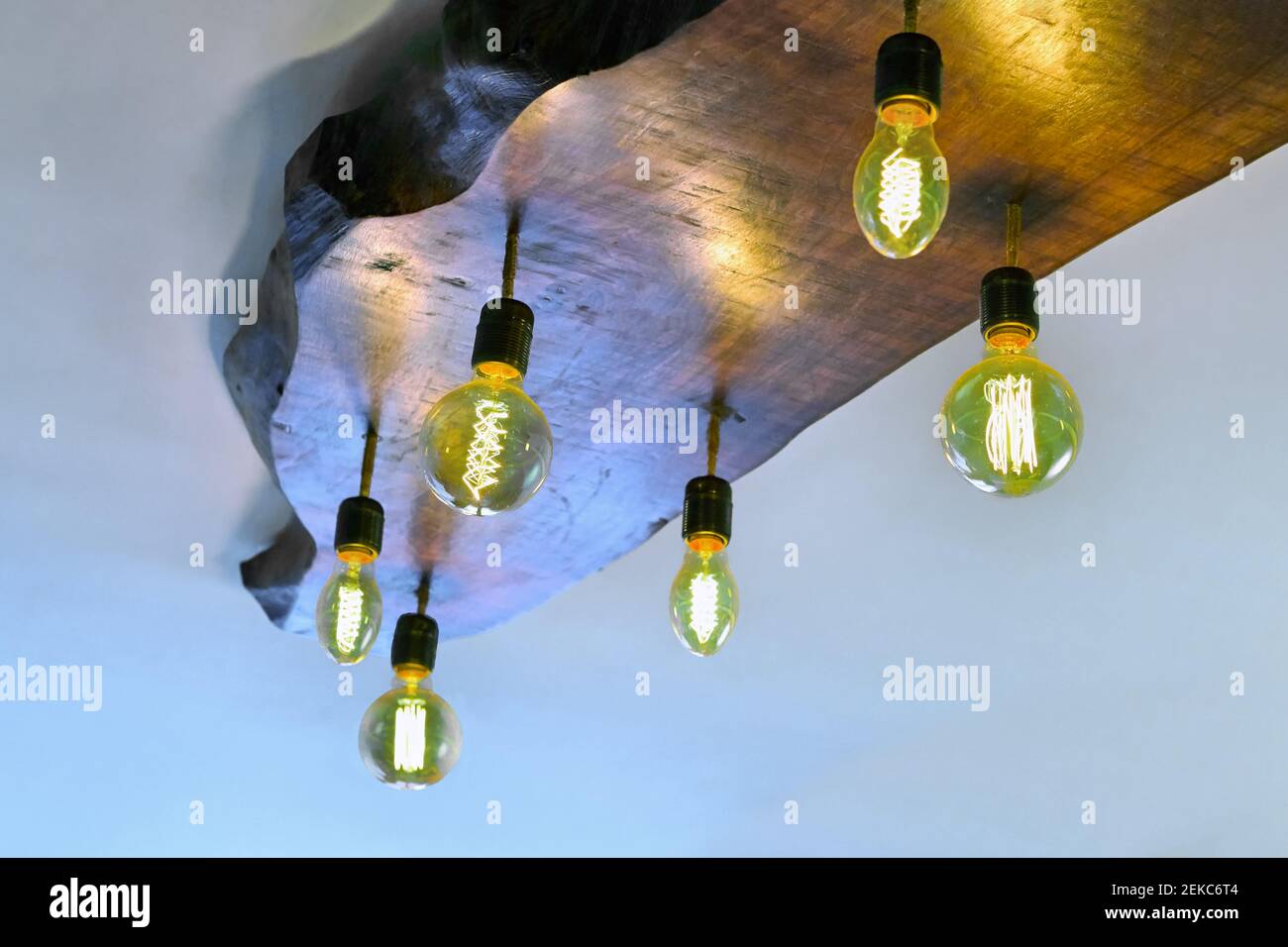 Antiche lampade a LED stilizzate sul lampadario all'interno del bar. Foto Stock