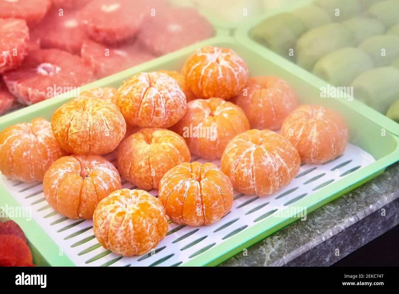 Frutta fresca al bancone del negozio di frutta. Foto Stock