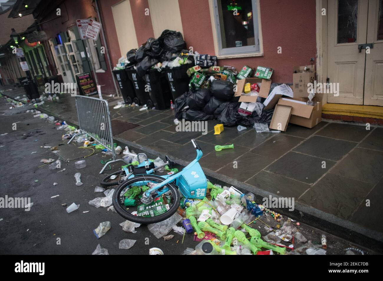 Strade piene di rifiuti mattina dopo Mardi Gras, New Orleans, Louisiana, USA. Foto Stock