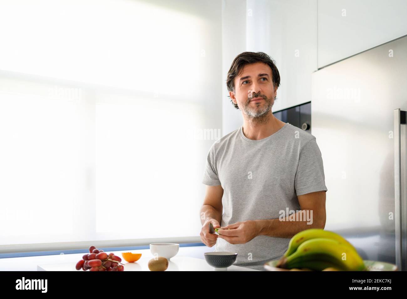 Ragazza con capelli marroni che mangia l'anguria fresca Foto Stock