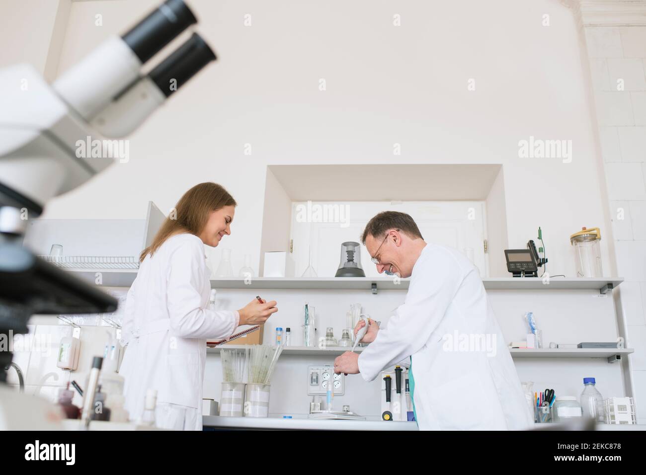 Ricercatori in camici bianchi che lavorano in laboratorio Foto Stock