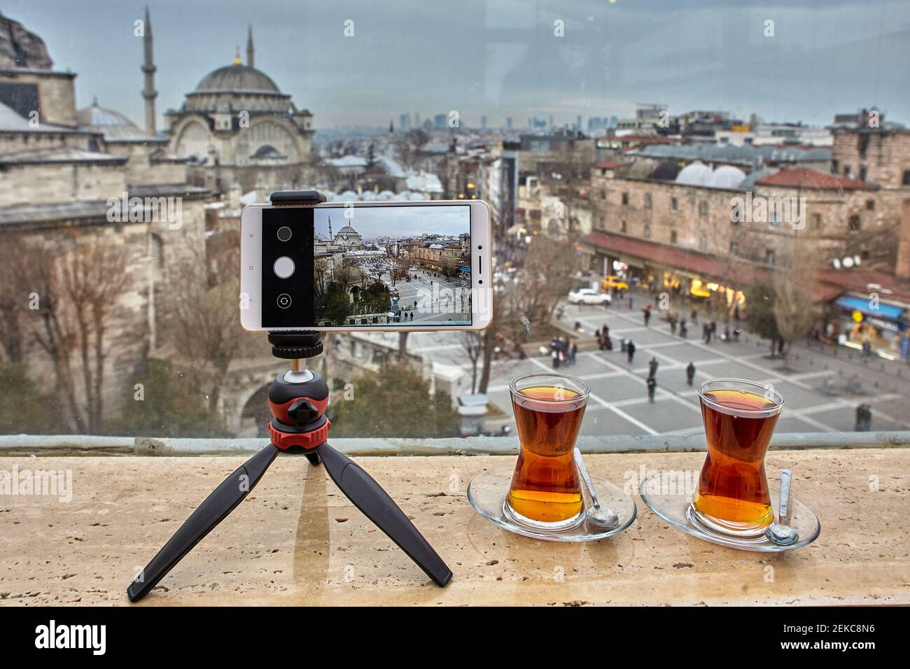 Registrare video su Istanbul e Turchia per il blog di viaggio utilizzando smartphone su treppiede. Foto Stock