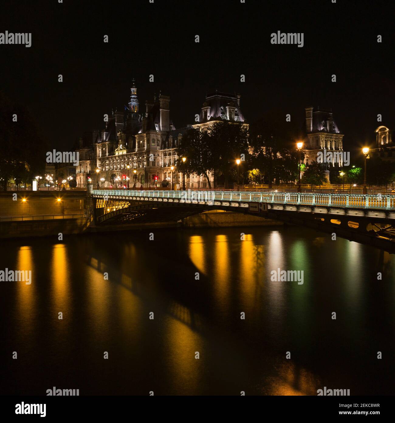 Francia, Ile-de-France, Parigi, Pont dArcole e Hotel de Ville di notte Foto Stock