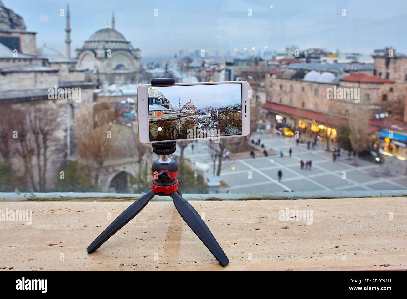Il supporto per smartphone è fissato al cavalletto per registrare video in viaggio vlog. Il blogger video usa il telefono cellulare per trasmettere in streaming da Istanbul. Foto Stock