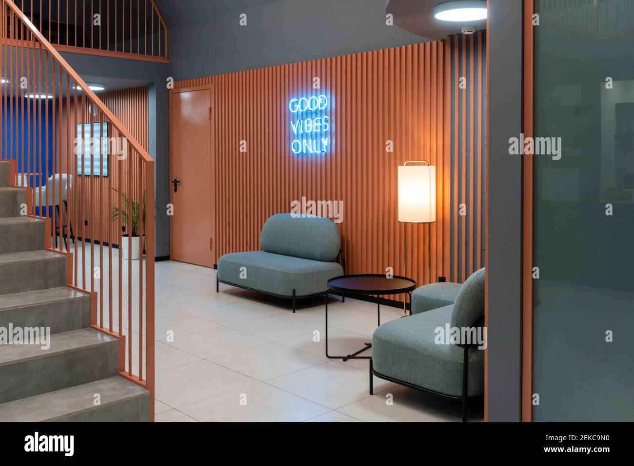 Interno del luogo di lavoro con luce blu illuminata sulla parte occidentale script Foto Stock