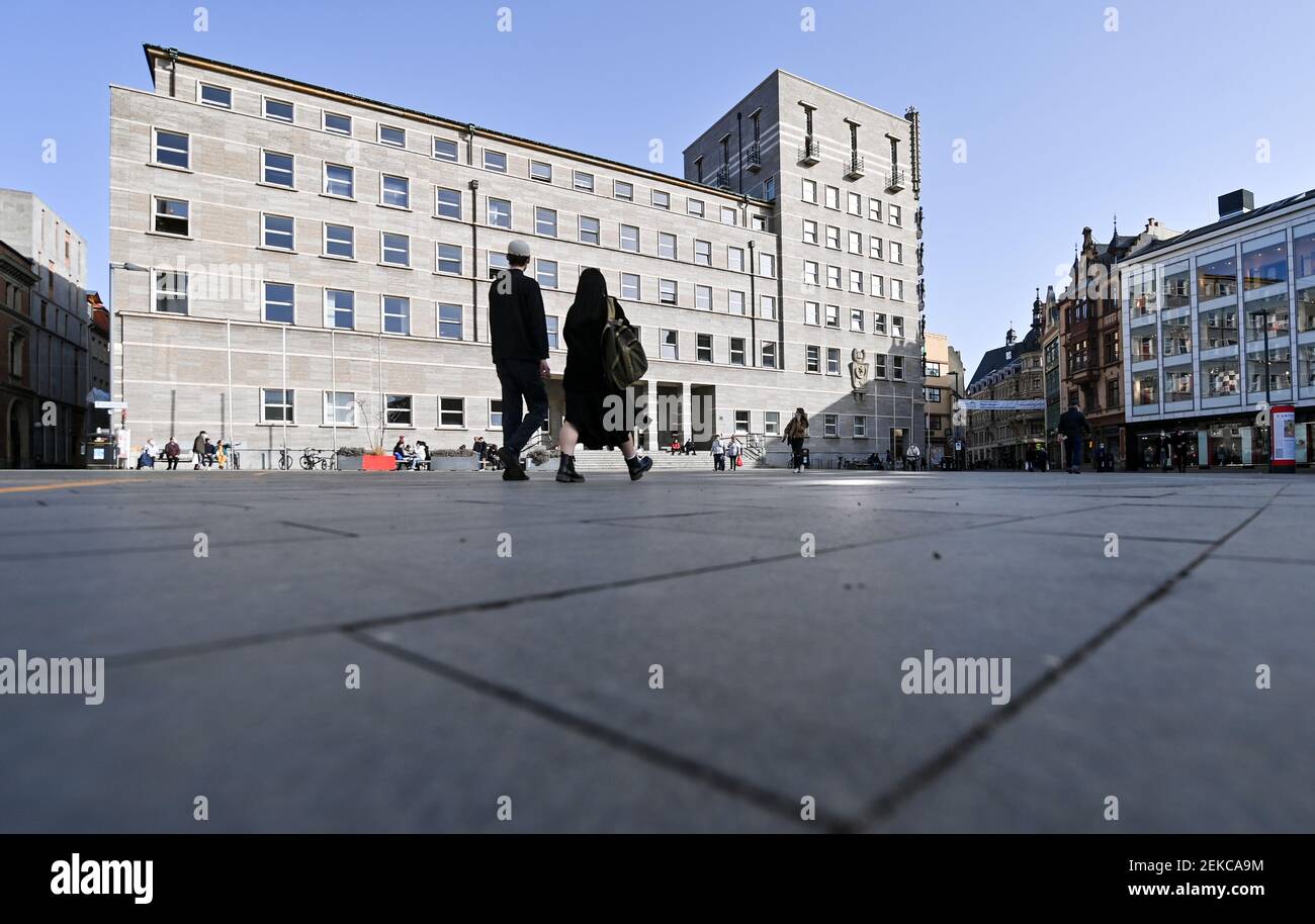 23 febbraio 2021, Sassonia-Anhalt, Halle (Saale): Una coppia passa dal Ratshof. Dopo la prematura vaccinazione del sindaco di Halle B. Wiegand (senza partito) cresce la pressione sulla testa della città. Con le indagini del movimento del pubblico ministero entra nella vicenda dell'inoculazione. Il sindaco è minacciato di vietare le sue funzioni ufficiali. Foto: Hendrik Schmidt/dpa-Zentralbild/dpa Foto Stock