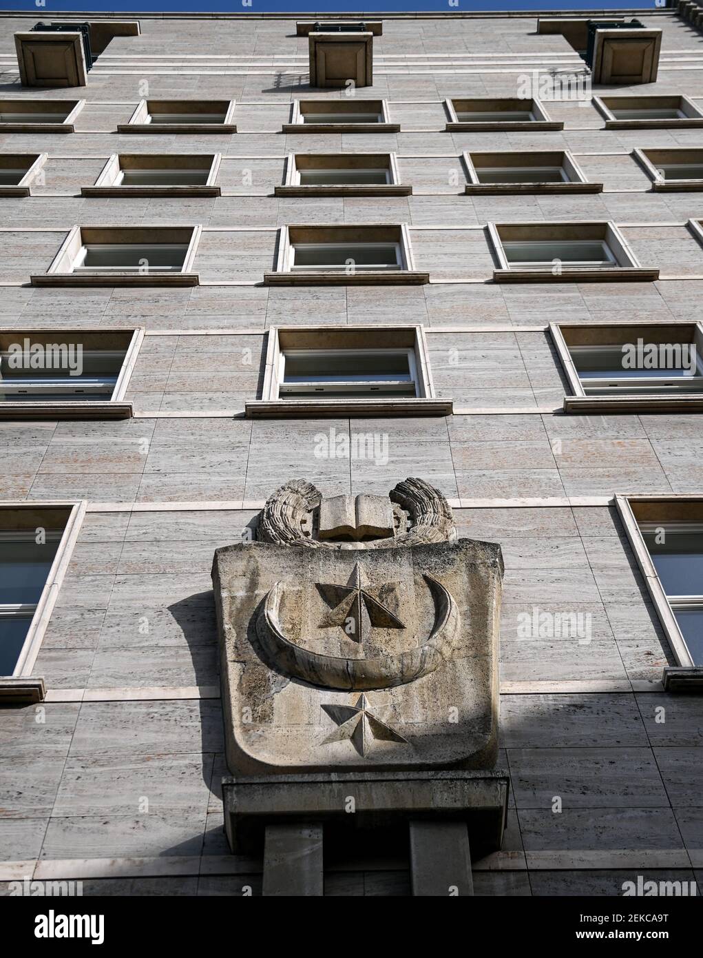 23 febbraio 2021, Sassonia-Anhalt, Halle (Saale): Lo stemma della città è visibile al Ratshof. Dopo la prematura vaccinazione del sindaco di Halle B. Wiegand (senza partito) cresce la pressione sulla testa della città. Con le indagini del movimento del pubblico ministero entra nella vicenda dell'inoculazione. Il sindaco è minacciato di vietare le sue funzioni ufficiali. Foto: Hendrik Schmidt/dpa-Zentralbild/dpa Foto Stock