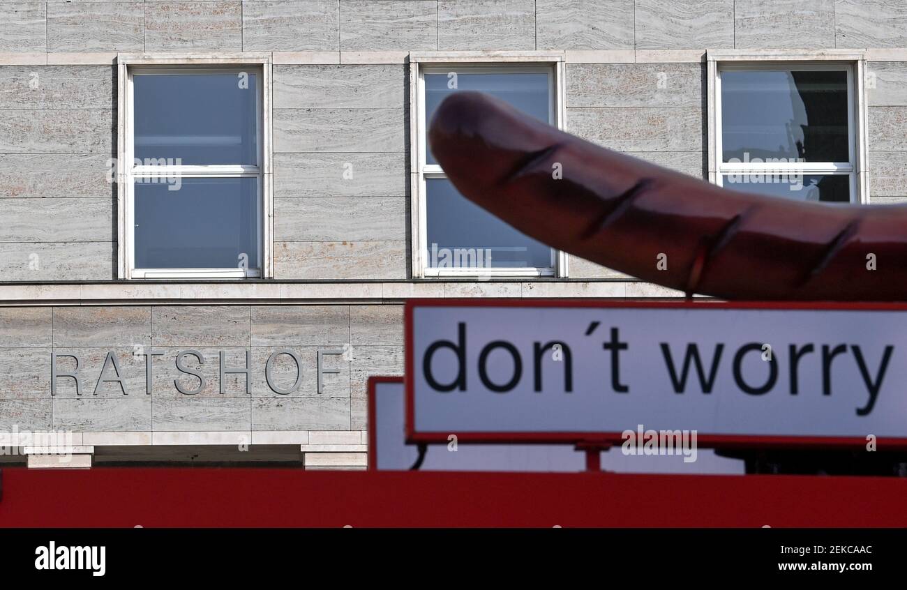 23 febbraio 2021, Sachsen-Anhalt, Halle (Saale): 'Non preoccuparti' è scritto su uno stand imiss di fronte al Ratshof. Dopo la prematura vaccinazione del sindaco di Halle B. Wiegand (senza partito) cresce la pressione sulla testa della città. Con le indagini del movimento del pubblico ministero entra nella vicenda dell'inoculazione. Il sindaco è minacciato di vietare le sue funzioni ufficiali. Foto: Hendrik Schmidt/dpa-Zentralbild/dpa Foto Stock