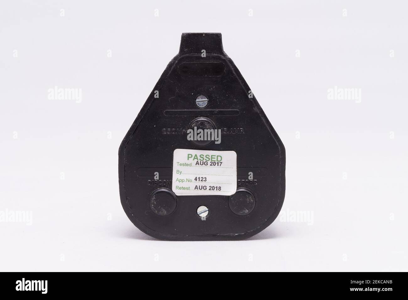 Una presa elettrica con adesivo di prova PAT Foto Stock