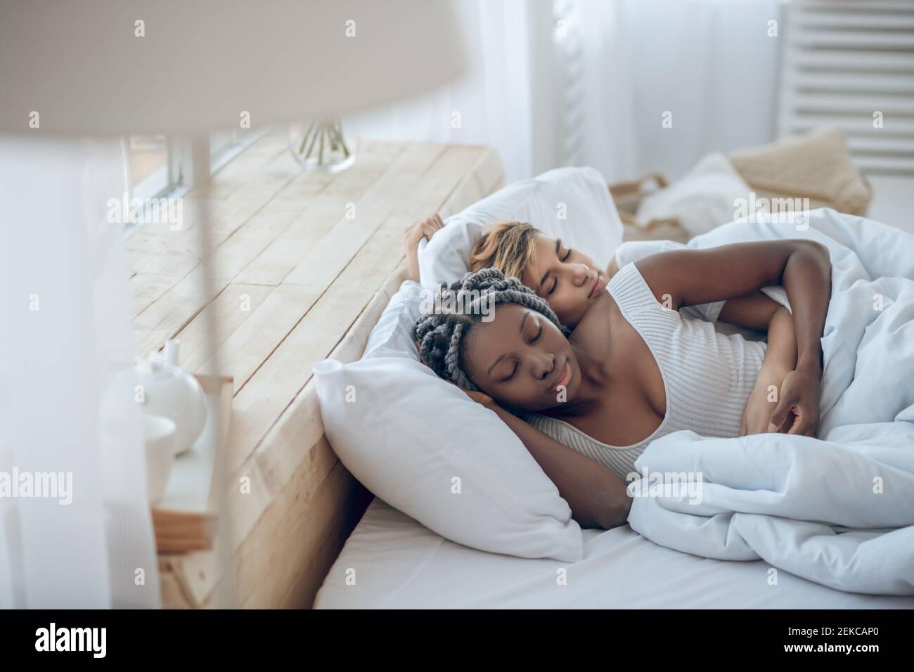 Due ragazze che dormono insieme nel letto Foto stock - Alamy