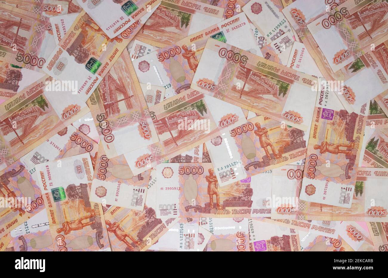 Tessitura delle banconote di rubli russi con un valore nominale di cinquemila. La vista dall'alto. Denaro Foto Stock